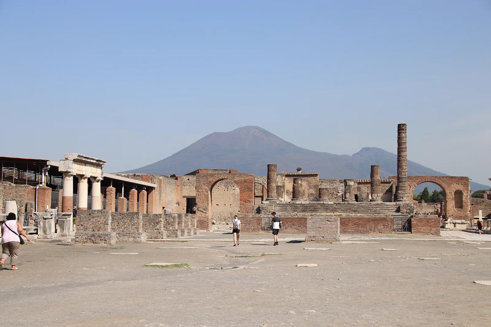 Gli scavi di Pompei con il Vesuvio sullo sfondo